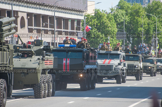 Колонна из российских комплекса ЗРПК "Панцирь-СМ" SA-22 Greyhound, БМП на унифицированной платформе "Бумеранг" и бронеавтомобилей «Тигр» едет после парада в честь Дня Победы по Новому Арбату в Москве (2018 год). Редакционное фото, фотограф Малышев Андрей / Фотобанк Лори