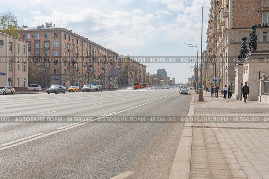 Колонна поливочных автомашин на Ленинском проспекте в Москве весной. Редакционное фото, фотограф Владимир Чинин / Фотобанк Лори