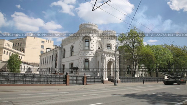 Колонна танков Т-90А, участвовавших в генеральной репетиции Парада Победы на Красной площади 7 мая 2016. Редакционное видео, видеограф Наталья Волкова / Фотобанк Лори