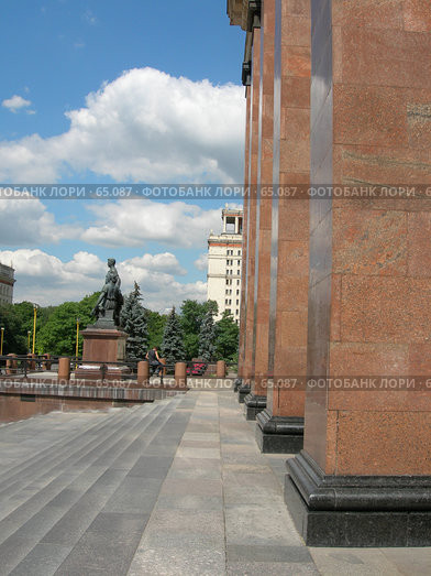 Колонны у входа в высотное здание МГУ (2007 год). Редакционное фото, фотограф Татьяна Юни / Фотобанк Лори