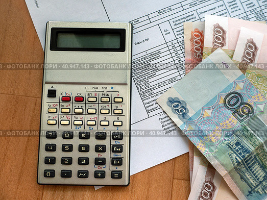 Коммунальные платежи. Квитанция на оплату водоснабжения, текущего ремонта, содержания жилья. Деньги и карманный калькулятор. Стоковое фото, фотограф Бузмакова Светлана / Фотобанк Лори