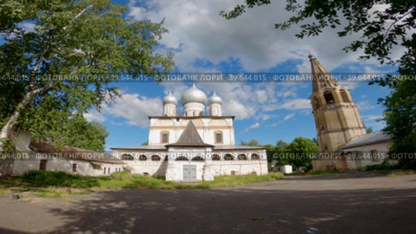 Комплекс зданий старинного Знаменского собора. Великий Новгород, Россия (2020 год). Стоковое видео, видеограф Анна Карасева / Фотобанк Лори