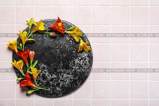 Композиция из доски и красивых цветов альстромерии на цветной плитке. Стоковое фото, фотограф Pixel_shot / Фотобанк Лори