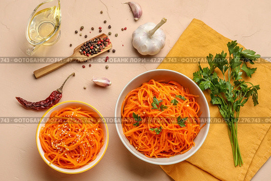 Композиция с салатом из корейской моркови и специями на цветном фоне. Стоковое фото, фотограф Pixel_shot / Фотобанк Лори