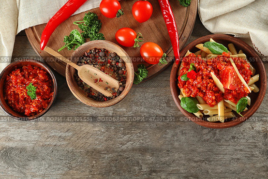 Композиция с вкусной пастой пенне на деревянном фоне. Стоковое фото, фотограф Pixel_shot / Фотобанк Лори