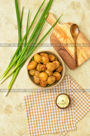 Композиция с вкусным печеным картофелем и соусом на светлом фоне. Стоковое фото, фотограф Pixel_shot / Фотобанк Лори