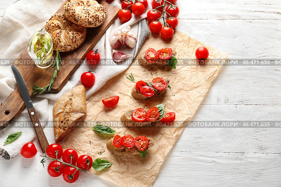 Композиция с вкусными бутербродами и свежими спелыми помидорами черри на столе. Стоковое фото, фотограф Pixel_shot / Фотобанк Лори