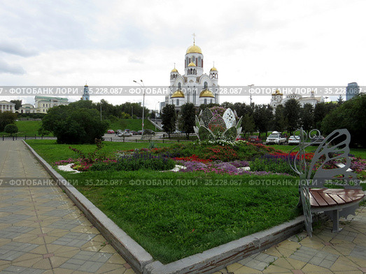 Композиция, установленная в центре Екатеринбурга в 2017 году, символизирует цветок лотоса (2019 год). Редакционное фото, фотограф Владислав Сабанин / Фотобанк Лори