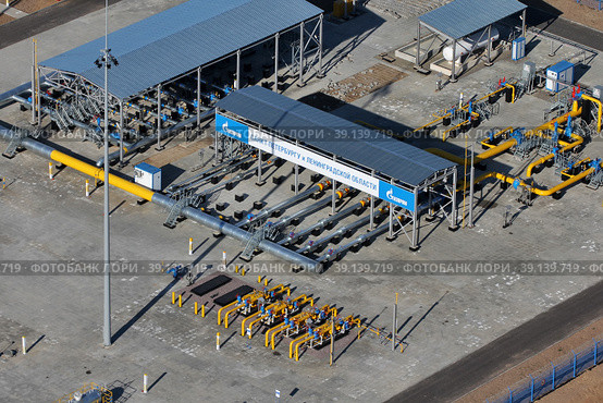 Компрессорная станция на газопроводе. Вид сверху. (2019 год). Редакционное фото, фотограф Александр Тарасенков / Фотобанк Лори