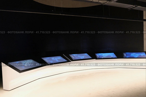 Компьютерный стол с описанием о современной атомной промышленности. Павильон «Атом». Выставка-форум «Россия», ВДНХ, Москва (2023 год). Редакционное фото, фотограф Терехова Марина / Фотобанк Лори