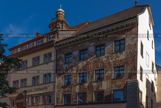Констанц, Германия. Средневековые здания отеля Барбаросса и Haus Zum Hohen Hafen с росписями на исторические темы (2017 год). Редакционное фото, фотограф Rokhin Valery / Фотобанк Лори