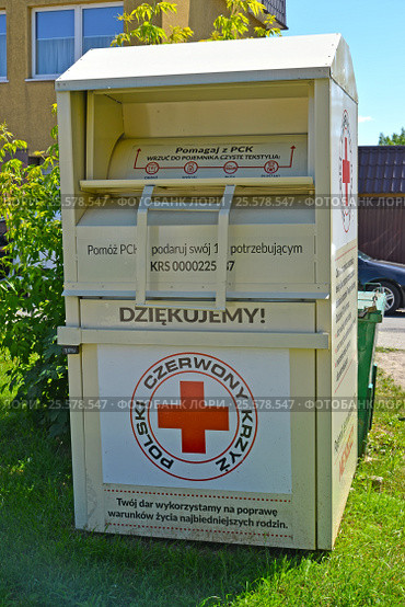Контейнер для сбора вещей нуждающимся польского Красного Креста. Бранево, Польша (2016 год). Редакционное фото, фотограф Ирина Борсученко / Фотобанк Лори