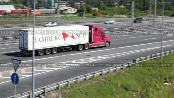 Контейнеровоз Hamburg Sud едет по кольцевой автодороге. Санкт-Петербург (2014 год). Редакционное видео, видеограф Кекяляйнен Андрей / Фотобанк Лори