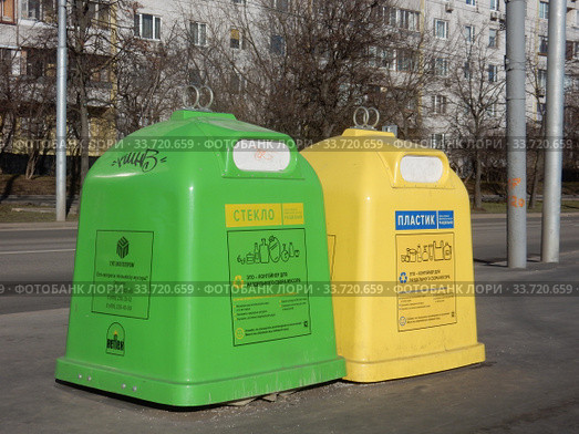 Контейнеры для раздельного сбора мусора. Уральская улица. Район Гольяново. Город Москва (2020 год). Редакционное фото, фотограф lana1501 / Фотобанк Лори