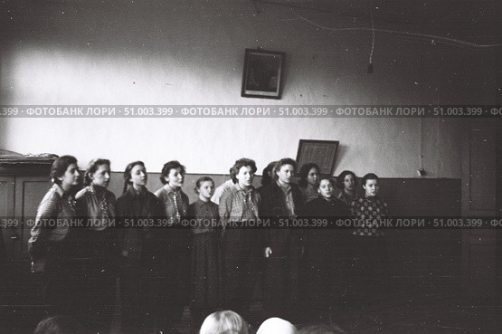 Концерт самодеятельности в деревенской школе, 1950-е годы. Хоровое пение. Стоковое фото, фотограф Retro / Фотобанк Лори