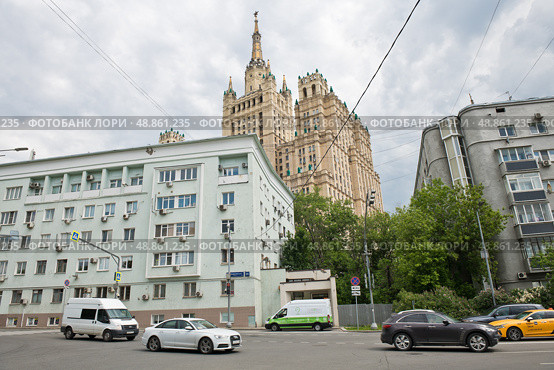 Конюшковская улица. Вид на высотку на Кудринской площади. Москва. Россия. Редакционное фото, фотограф E. O. / Фотобанк Лори