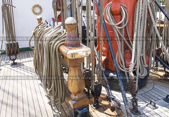 Корабельный блок с канатом на палубе парусного корабля. A ship's block with a rope on the deck of a sailing ship. Стоковое фото, фотограф Татьяна Д / Фотобанк Лори