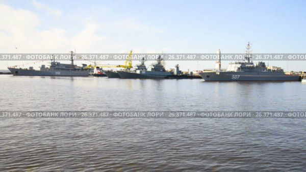 Корабли военного Балтийского флота в средней гавани Кронштадта. Санкт-Петербург, Россия (2017 год). Стоковое видео, видеограф Виктор Карасев / Фотобанк Лори