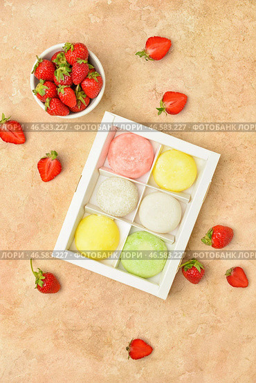 Коробка с вкусным японским моти и клубникой на цветном фоне. Стоковое фото, фотограф Pixel_shot / Фотобанк Лори