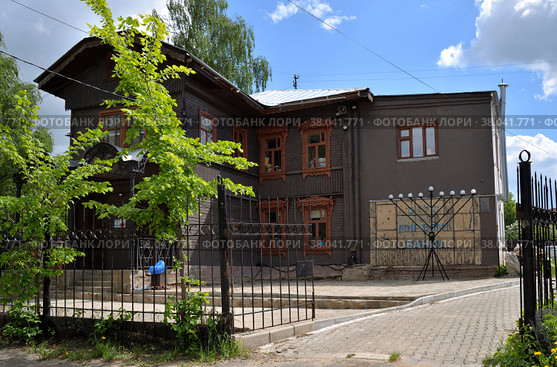 Kostroma, Russia, May 25, 2021: Kostroma synagogue - working old wooden synagogue on summer day, Golden Ring of Russia. Редакционное фото, фотограф Алексей Антипов / Фотобанк Лори
