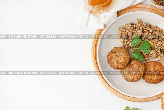 Котлеты с гречкой, грибами и петрушкой на белом столе на кухне. Стоковое фото, фотограф Pixel_shot / Фотобанк Лори