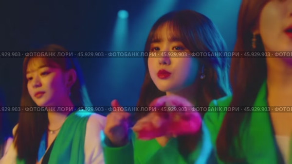 Kpop group performing on stage. Стоковое видео, видеограф Данил Руденко / Фотобанк Лори