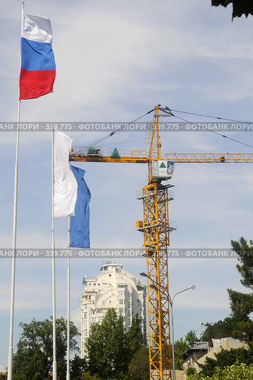 Кран и флаги России в Сочи (2008 год). Стоковое фото, фотограф Михаил Малышев / Фотобанк Лори