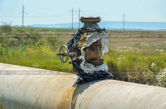 Кран на магистральном газопроводе. Стоковое фото, фотограф Михаил Бессмертный / Фотобанк Лори