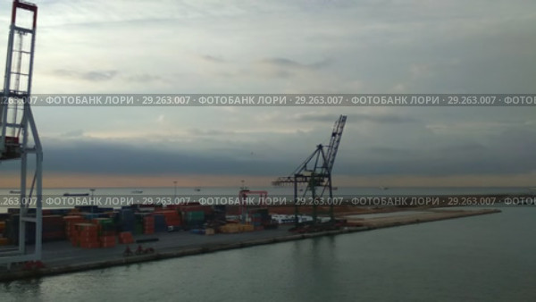 Краны и контейнеры в морском порту. Барселона, Испания (2018 год). Стоковое видео, видеограф Вадим Хомяков / Фотобанк Лори