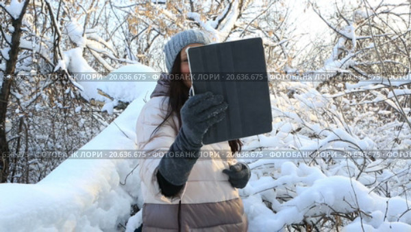 Красивая девушка говорит по видеосвязи на планшете. Стоковое видео, видеограф Юлия Машкова / Фотобанк Лори
