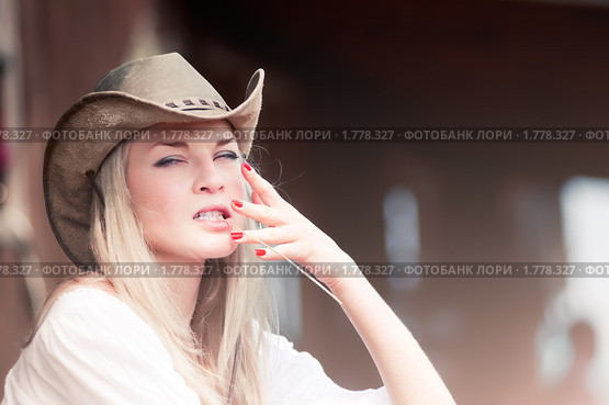 Красивая девушка в ковбойской шляпе. Стоковое фото, фотограф Евгений Захаров / Фотобанк Лори