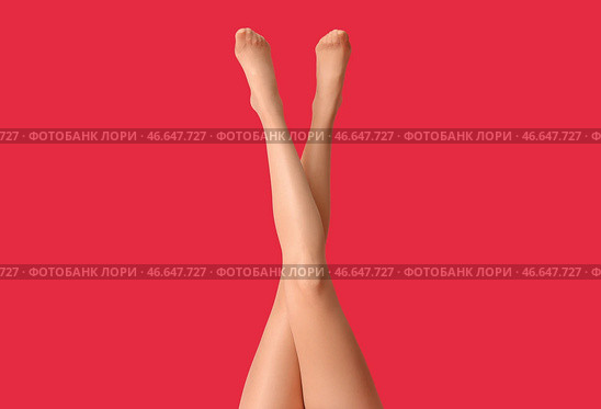 Красивая молодая женщина в колготках на цветном фоне. Стоковое фото, фотограф Pixel_shot / Фотобанк Лори
