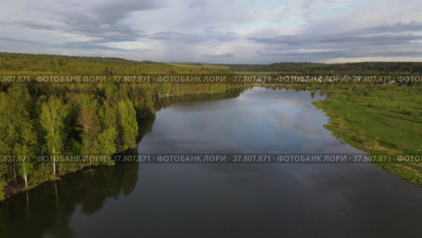 Красивая река Подмосковья весенним вечером. Стоковое видео, видеограф Julia Shepeleva / Фотобанк Лори
