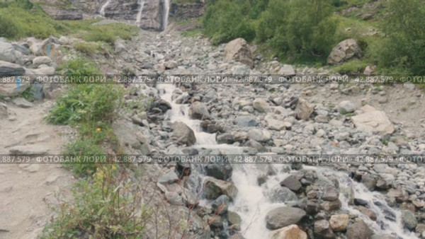 Красивые длинные потоки воды, стекающие по скалам. Водопад с тремя потоками, стекающими в скалистых горах. Красивый высокий ледниковый водопад. Стоковое видео, видеограф Воловодов Владимир / Фотобанк Лори