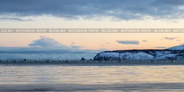 Красивый панорамный морской пейзаж. Вид на море, мыс и скалы. Холодная погода. Природа Сибири и Дальнего Востока России. Путешествия и туризм в Магаданской области. Бухта Гертнера, Охотское море, Россия. Стоковое фото, фотограф Андрей Степанов / Фотобанк Лори