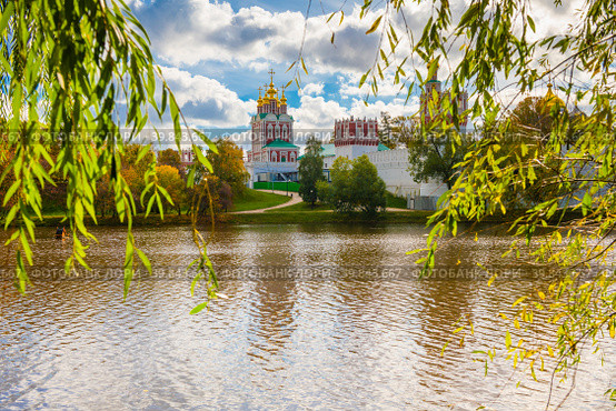 Красивый вид на Новодевичий монастырь в осенний день. Москва (2022 год). Стоковое фото, фотограф E. O. / Фотобанк Лори