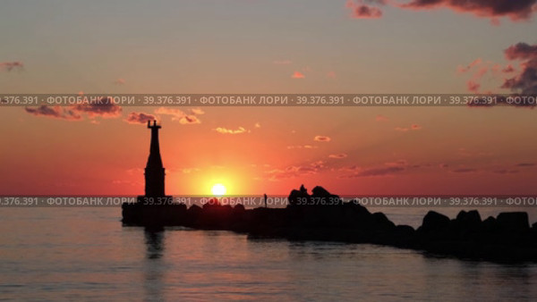 Красивый закат на море на фоне маяка. Сахалин, г. Холмск. Стоковое видео, видеограф Эльвира  Трощенкова / Фотобанк Лори
