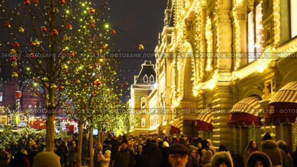 Красная Площадь, Москва, Россия - 15 Декабря 2018. Москвичи и гости города гуляют на новогодней ярмарке рядом с торговым центром ГУМ. Редакционное видео, видеограф Никита Биржаков / Фотобанк Лори