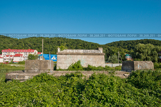 Краснодарский край,  Туапсинский район,  поселок городского типа, Новоихайловский . Ригель либо голова опоры моста и  железобетонные устои моста через некогда судоходную реку Нечепсухо. (2021 год). Стоковое фото, фотограф Александр Циликин / Фотобанк Лори