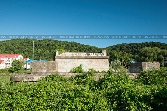 Краснодарский край, Туапсинский район, поселок городского типа, Новоихайловский . Ригель либо голова опоры моста и  железобетонные устои моста через некогда судоходную реку Нечепсухо. (2021 год). Стоковое фото, фотограф Александр Циликин / Фотобанк Лори