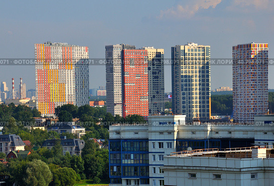 Krasnogorsk, Russia - 24 July. 2021. Modern high-rise residential buildings in Pavshino. Редакционное фото, фотограф Володина Ольга / Фотобанк Лори