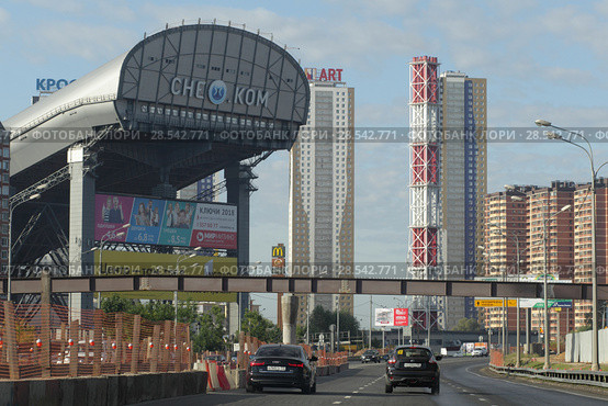 Красногорск, вид на "Снеж.ком", Волоколамское шоссе, летом (2018 год). Редакционное фото, фотограф Дмитрий Неумоин / Фотобанк Лори