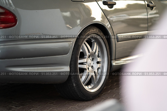 KRASNOYARSK, RUSSIA - July 31, 2025: Silver Mercedes Benz E class W210. Редакционное фото, фотограф Плотников Дмитрий / Фотобанк Лори