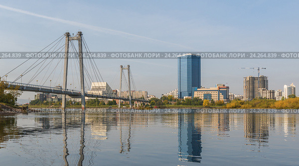 Красноярск. Вантовый пешеходный мост через Енисей, городской пейзаж (2016 год). Стоковое фото, фотограф Андрей Синицын / Фотобанк Лори