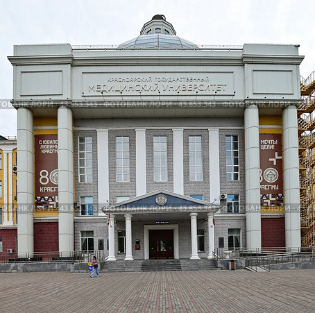 Красноярский государственный медицинский университет имени профессора В. Ф. Войно-Ясенецкого в Красноярске (2024 год). Стоковое фото, фотограф Александр Тараканов / Фотобанк Лори