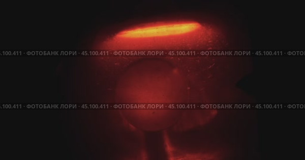 Красные и синие световые пятна мигают на черном фоне. Эффект боке из красных и синих световых вспышек на черном фоне. Стоковое видео, видеограф Александр Собко / Фотобанк Лори