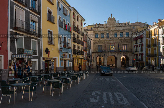 Красочные фасады домов на главной площади (Plaza Mayor) с ратушей (Los Arcos del Ayuntamiento) в Куэнка, Испания (2016 год). Редакционное фото, фотограф Дымов Игорь / Фотобанк Лори