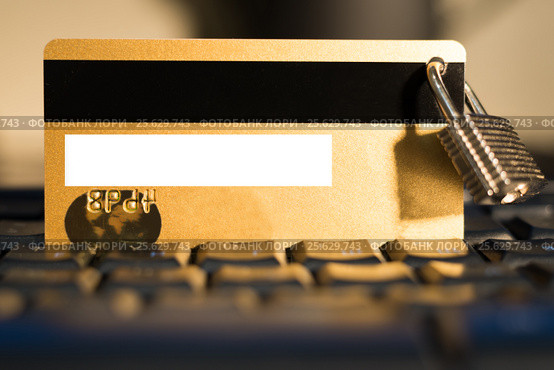 Кредитная карта под защитой (Credit card with hanging padlock on keyboard) Стоковое фото, фотограф Андрей Пятницкий / Фотобанк Лори
