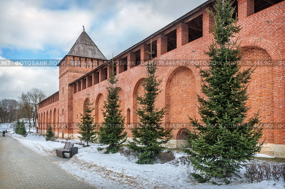 Кремлевская стена из красного кирпича и башня в Смоленске (2021 год). Стоковое фото, фотограф Baturina Yuliya / Фотобанк Лори