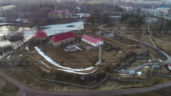 Крепость Корела апрельским вечером (съемка с квадрокоптера). Приозерск, Россия (2019 год). Стоковое видео, видеограф Виктор Карасев / Фотобанк Лори